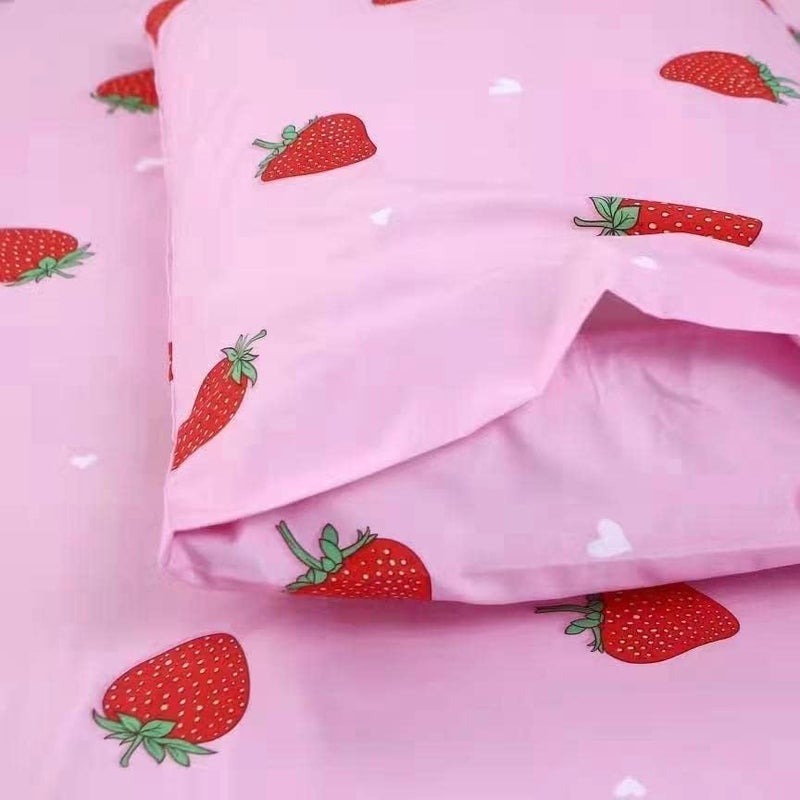 SDY 4 قطع ملاءات سرير فراولة مقاس مزدوج أحمر وردي أبيض Kawaii طقم ملاءة سرير مع 1 ملاءة مسطحة علوية + 1 ملاءة مثبتة بجيب عميق + 2 كيس وسادة لديكور المنزل للفتيات المراهقات - Image 3